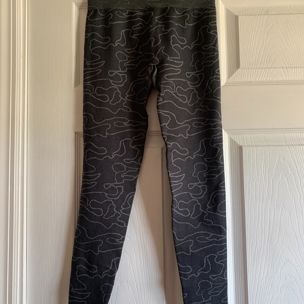 ECHT gray patterned high end leggings/workout. Never worn